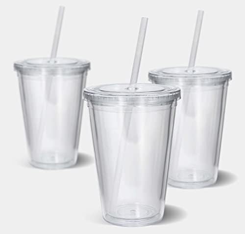 обемна чаши с капаци и соломинкой, прозрачни чаши с капак и соломинкой, прозрачни чаши с капак и сламена маса,