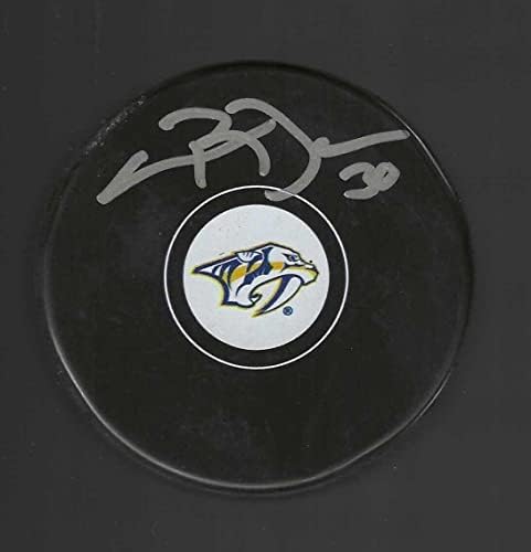 Крис Мейсън подписа шайбата Нешвил Предаторз - за Миене на НХЛ с автограф