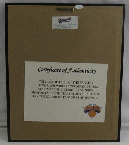 Снимка в рамка с Автограф на Уолт Фрейзър с Автограф от JSA AH23648 - Снимки на НБА С автограф