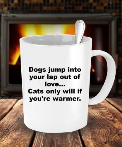 Сладко и забавно Куче срещу Керамични кафеена чаша за сравнение на котки - Кучета скачат до вас на колене от