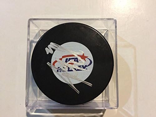 Джъстин Фолк подписа договор с националния отбор на САЩ по хокей шайба с автограф a - Autograph NHL Pucks