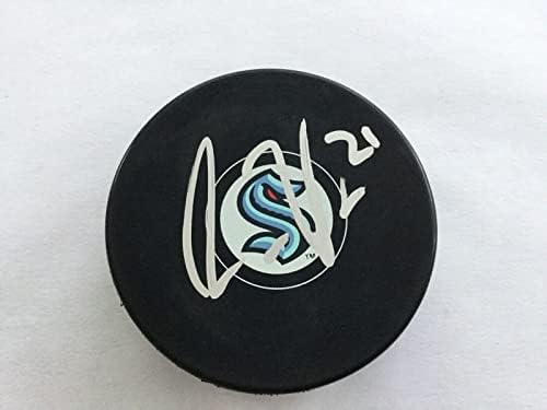Александър Веннберг подписа хокей шайба Сиатъл Кракен с автограф a - за Миене на НХЛ с автограф